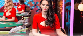 Proses instalasi aplikasi Android poker88qq menampilkan layar unduhan dan verifikasi keamanan